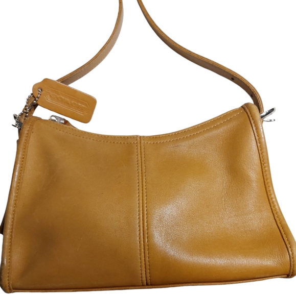 Coach Handbags - Vintage Coach Soho Small Camel/Tan Cowhide Leather Crossbody 4104 Zip Closure